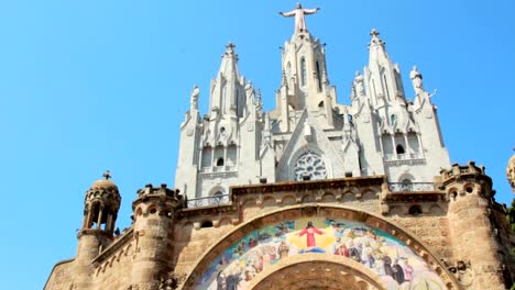 Historisches-Gebäude-der-Kathedrale-Heiligen-Herzen-in-Barcelona-Stadt-Panorama