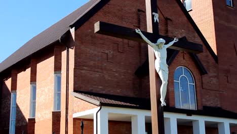 Moderne-katholische-Kirche.-Jesus-am-Kreuz.-Kirche-Gebäudehülle