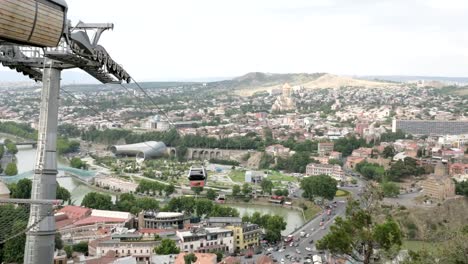 Seilbahn-und-Blick-auf-die-Heilige-Dreifaltigkeit-Kathedrale-Tbilisi---Georgien