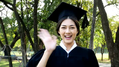 Junge-asiatische-Frau-Schüler-mit-Abitur-Hut-und-Kleid,-Garten-Hintergrund,-Frau-mit-Graduierung-Konzept.