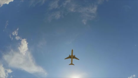 Das-Flugzeug-fliegt-durch-den-bewölkten-Himmel.-Slow-motion