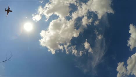 Das-Flugzeug-fliegt-in-den-bewölkten-Himmel.-Slow-motion