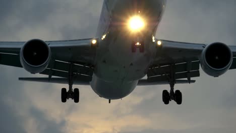 Kommerziellen-Jet-Flugzeug-Ansatz-in-der-Abenddämmerung-landen.-4K,-UHD