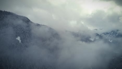 Drone-dramático-Hyperlapse-en-bosque-de-la-montaña-niebla-nubes