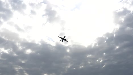 Passagierflugzeug-vor-dem-Hintergrund-der-Wolken