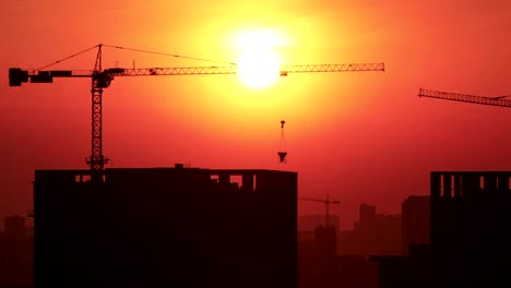 Puesta-del-sol-y-el-trabajo-de-la-grúa-Timelapse