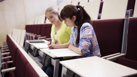 Schüler-Mädchen-mit-Notebooks-im-Hörsaal