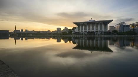 Sonnenaufgang-in-Putrajaya-Moschee.