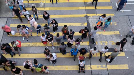 Menschen-auf-Zebrastreifen-in-Hong-Kong