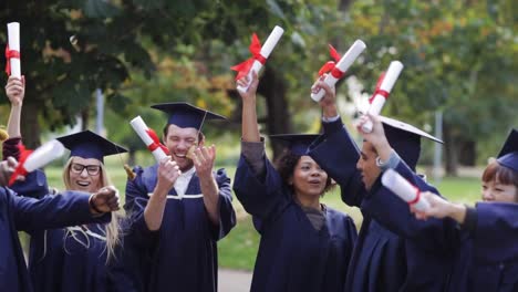 glückliche-Schüler-in-Mörtel-Boards-mit-Diplomen