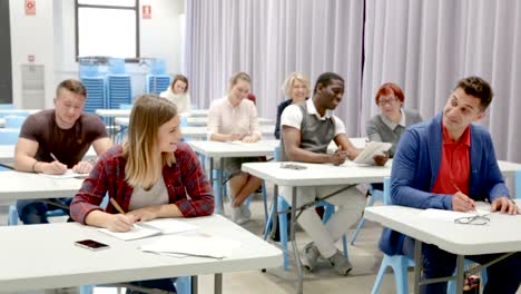 Gruppe-von-Erwachsenen-Schüler-Lehrer-hören