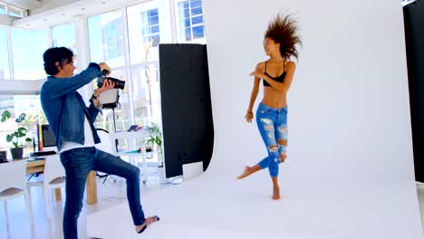 Model-posing-for-photo-shoot-in-photo-studio-4k