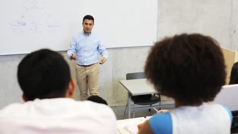 Lehrer-oder-Dozent-am-Whiteboard-im-Hörsaal