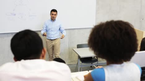 profesor-o-profesora-en-el-pizarrón-en-el-aula