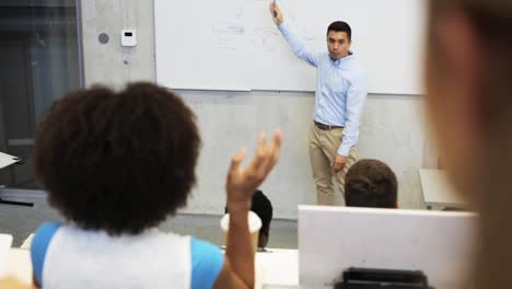 Schüler-und-Lehrer-an-der-Tafel-auf-Vorlesung