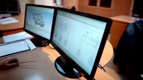 Im-Büro-Ingenieure-überprüfen-und-besprechen-die-Details-in-den-Diagrammen