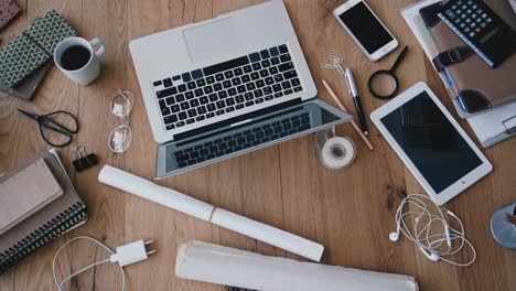 Laptop-computer-on-working-desk