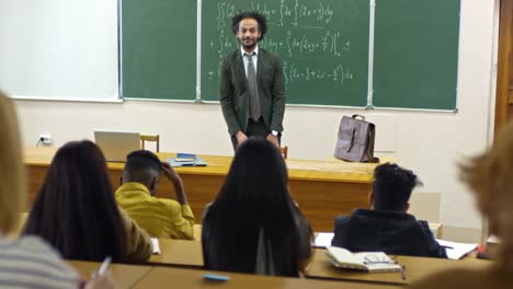 Grupo-de-alumnos-escuchando-al-profesor-de-matemáticas