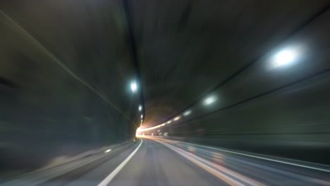 Movimiento-de-velocidad-en-el-túnel-del-camino