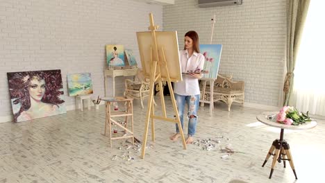 Ein-junges-kreatives-Mädchen-zieht-in-die-Zeichnung-Studio.