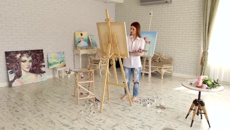 A-young-creative-girl-draws-in-the-drawing-Studio.