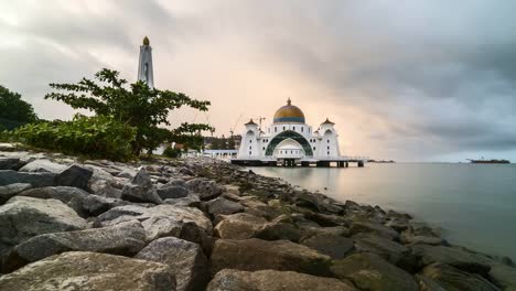 Wunderschönen-Sonnenaufgang-auf-Malakka-Meerenge-schwimmende-Moschee