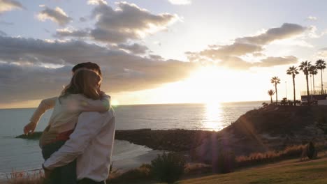 Tochter-Vater-Holding-Up-und-Meer-Sonnenuntergang-Panorama