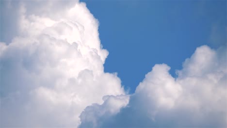 Time-lapse-video-of-changing-cloudscape-in-4K