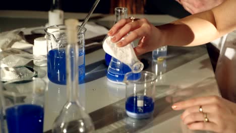 Científicos-examinar-líquidos-en-vasos.