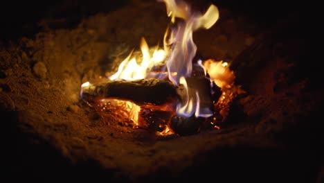 Feuer-mit-Holz-am-Strandlager-zu-verbrennen