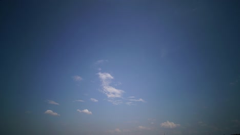 Nubes-en-el-lapso-de-tiempo-de-cielo-azul