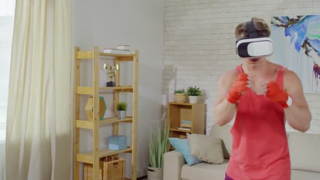 Sportlicher-Mann-Schattenboxen-in-VR-Brille