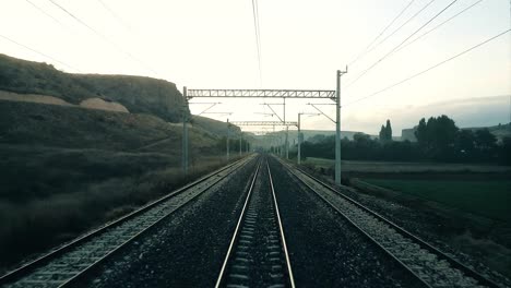 Personenzug-verlangsamt-und-stoppt-auf-der-Eisenbahn