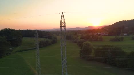 Antenne:-Fliegen-in-der-Nähe-ein-Metall-Power-Tower,-die-Bereitstellung-von-Strom-zum-Dorf.