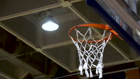 Baloncesto-tiro-libre-con-puntuación.-Canasta-de-baloncesto-de-cerca.-Plano.-Bajo-ángulo-de-disparo