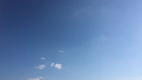 schönen-blauen-Himmel-mit-Wolken-Hintergrund.-Himmel-Wolken.-Himmel-mit-Wolken-Wetter-Natur-Wolke-blau.-Blauer-Himmel-mit-Wolken-und-Sonne.