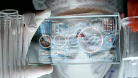 Un-médico-futuro,-un-cirujano-examina-una-tecnológica-digital-holográfica-placa-cerebro-humano-una-máscara-médica,-un-ojos-de-tapa-marrón.