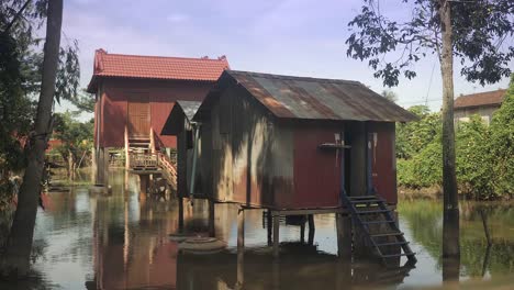 Flut-Wasser-unter-Pfahlbauten-(Nahaufnahme)