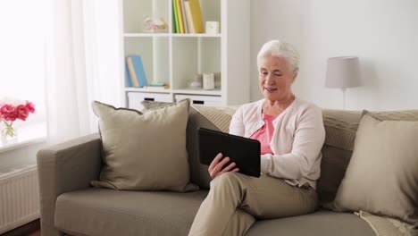 ältere-Frau-mit-TabletPC-und-Kreditkarte