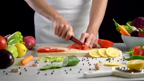 Chef-is-cutting-vegetables-in-the-kitchen,-slicing-tomato