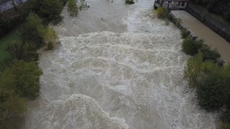 Zángano-de-la-vista-aérea-del-río-Serio-hinchado-después-de-fuertes-lluvias.-Provincia-de-Bérgamo,-Italia-norteña