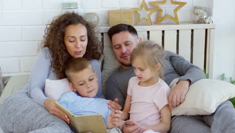 Vierköpfige-Familie-Buch-zusammen