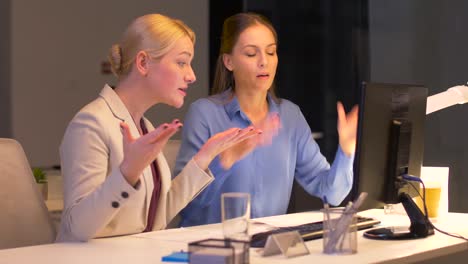 businesswomen-with-computer-working-late-at-office