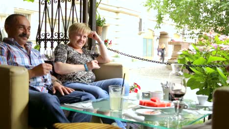 People-drinking-wine-in-street-cafe