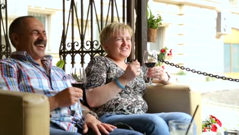 Menschen,-die-trinken-Wein-im-Straßencafé