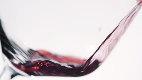 Rotwein-in-geneigten-Glas-gießen