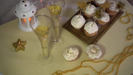 Cupcakes-decorated-with-gold-stars-and-sprinkles.