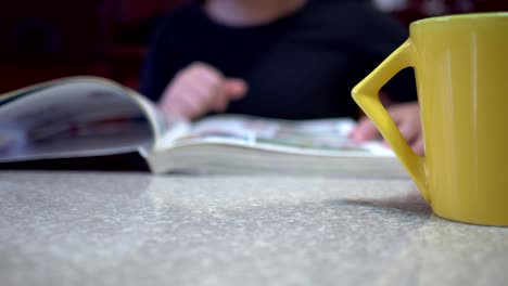 Niña-está-leyendo-en-casa.