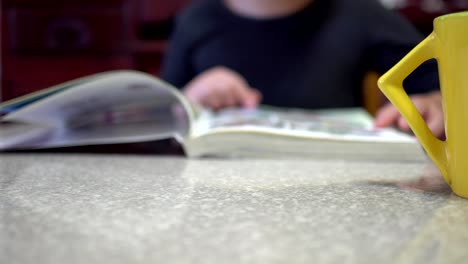 Niña-está-leyendo-en-casa.