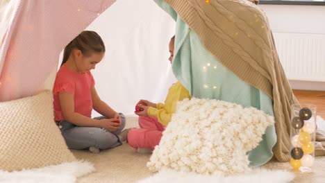 glückliche-Mädchen-in-Kinder-Zelt-spielen-Tea-Party-zu-Hause